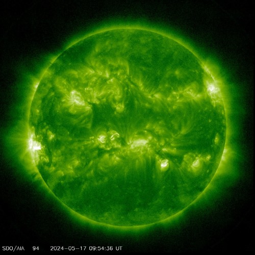 Snímek sluneční koróny ze sondy NASA SDO - 9,4 nm.