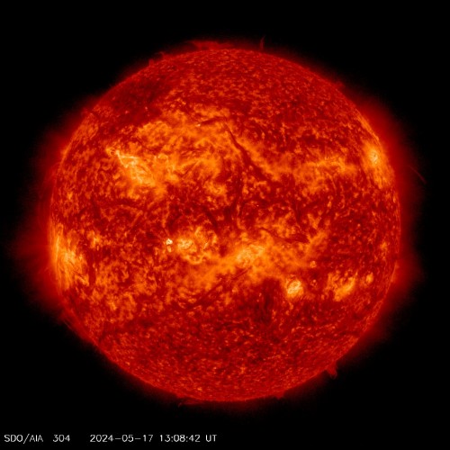 Sluneční korona na snímku ze sondy NASA SDO - 30,4 nm.
