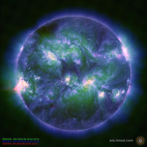 Kombinovaný snímek sluneční koróny ze sondy NASA SDO - 9,4 + 33,5 + 19,3 nm.