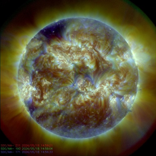 Kombinovaný snímek sluneční koróny ze sondy NASA SDO - 21,1 + 19,3 + 17,1 nm.