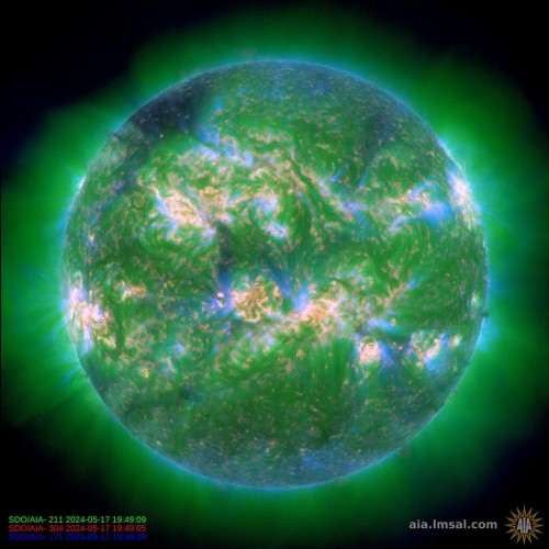 Kombinovaný snímek sluneční koróny ze sondy NASA SDO - 30,4 + 21,1 + 17,1 nm.