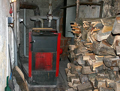 Pohled do starší kotelny využívající dřevozplyňující kotel.