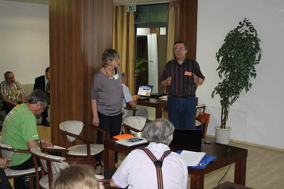 Vlevo Elena Dzifčáková a vpravo Michal Sobotka při jedné ze svých přednášek