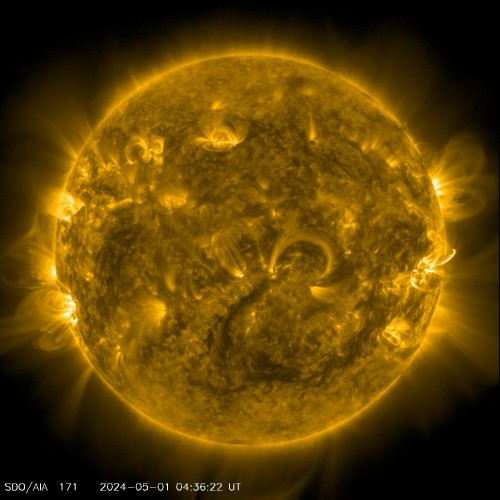 Snímek sluneční koróny ze sondy NASA SDO - 17,1 nm.