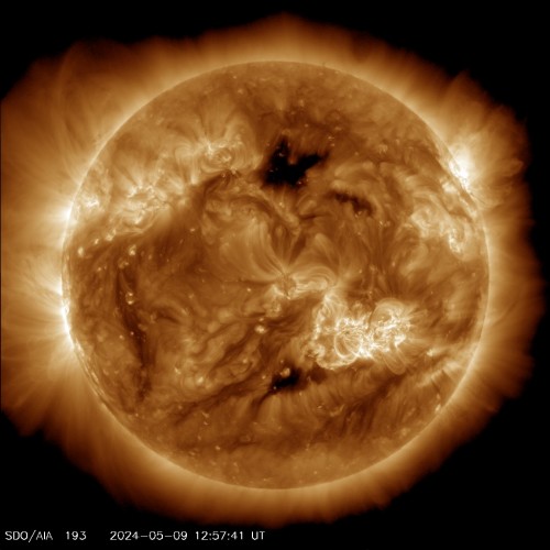 Snímek sluneční koróny ze sondy NASA SDO - 19,3 nm.