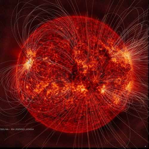 Spojení snímku z SDO/AIA - 30,4 nm s modelem magnetickjých polí.