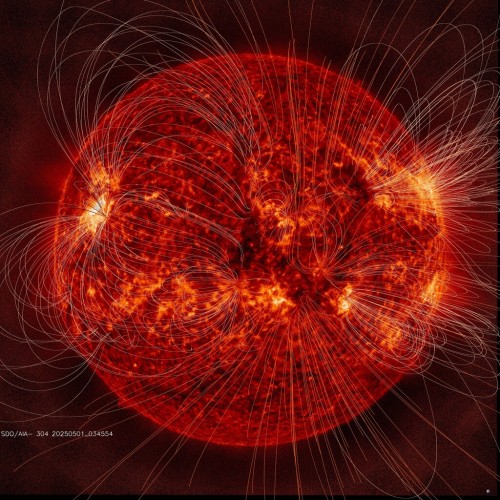 Spojení snímku z SDO/AIA - 30,4 nm s modelem magnetickjých polí.