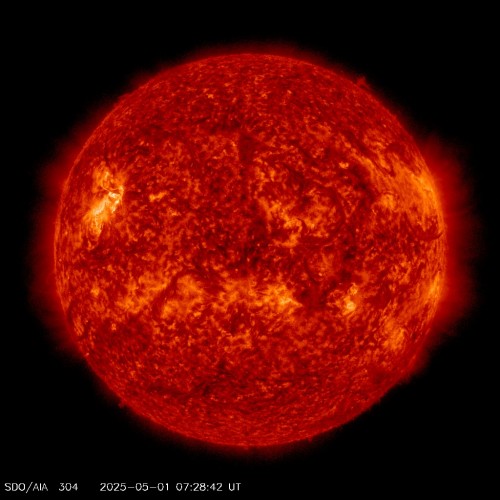 Sluneční korona na snímku ze sondy NASA SDO - 30,4 nm.