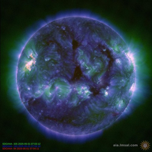 Kombinovaný snímek sluneční koróny ze sondy NASA SDO - 9,4 + 33,5 + 19,3 nm.