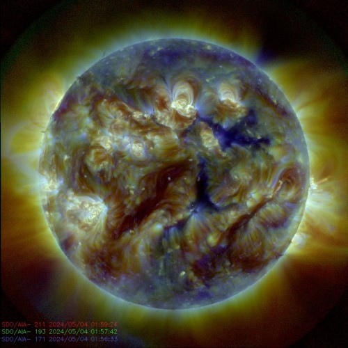 Kombinovaný snímek sluneční koróny ze sondy NASA SDO - 21,1 + 19,3 + 17,1 nm.