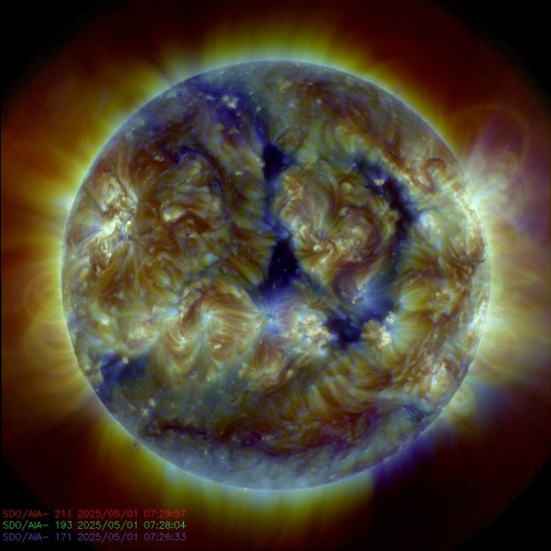 Kombinovaný snímek sluneční koróny ze sondy NASA SDO - 21,1 + 19,3 + 17,1 nm.