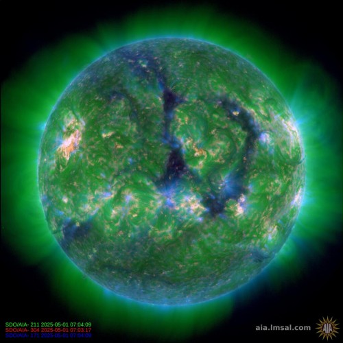 Kombinovaný snímek sluneční koróny ze sondy NASA SDO - 30,4 + 21,1 + 17,1 nm.