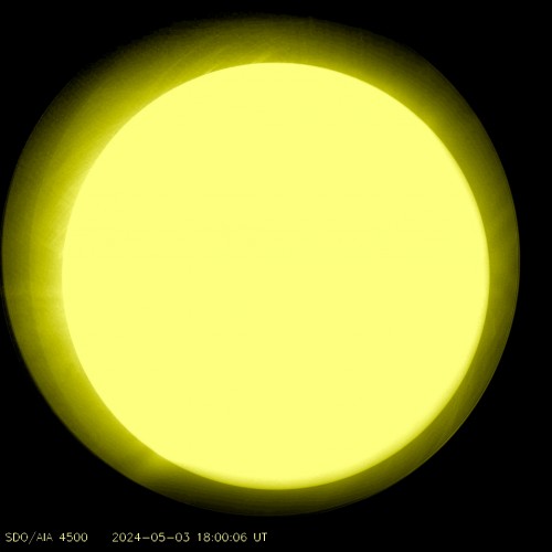 Snímek SDO/AIA na 450 nm. Modré kontinuum (přebarveno na žluto).
