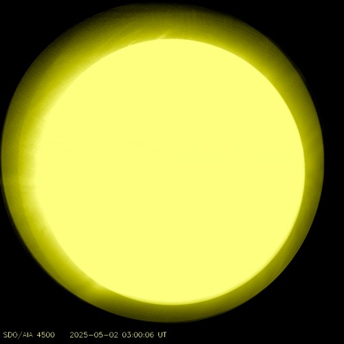 Snímek SDO/AIA na 450 nm. Modré kontinuum (přebarveno na žluto).