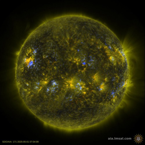 Kombinovaný snímek z AIA 17,1 nm a kolorovaného magnetogramu.