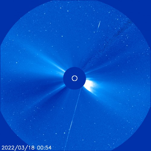 Snímek z koronografu LASCO C3 na palubě sondy SOHO.