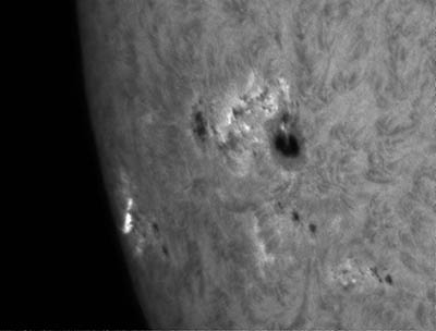 Dvojice snímků (viz následující) aktivní oblasti NOAA 11785 vycházející na sluneční disk. Tento snímek byl pořízen dne 3. července 2013 v 12:03:38 UT. Na snímku najdeme dvě aktivní oblasti. V té vzdálenější se nám podařilo zaregistrovat malou erupci (zjasnění na okraji slunečního disku). Foto: Hvězdárna Valašské Meziříčí