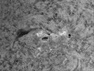 Snímek aktivní oblasti NOAA11791 s pěkným filamentem (vlevo - tmavý pruh) ze 17.července 2013 v 05:45:58 UT.  Foto: Hvězdárna Valašské Meziříčí