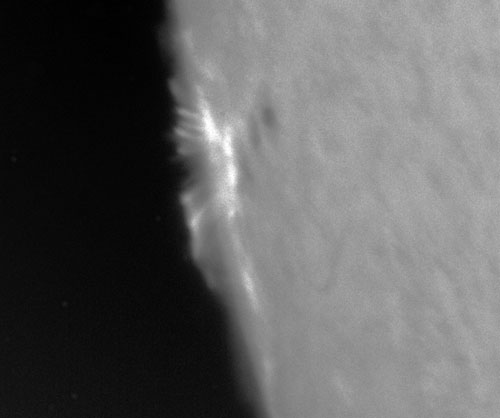 Detailní snímek aktivní oblasti NOAA 12087 v čáře vodíku ze dne 10. 6. 2014 pořízený dne 13:05:16 UT. Na snímku jsou už viditelné poerupční smyčky.