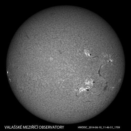 Celkový snímek Slunce ze dne 10. 6. 2014 v 11:46:51 UT. Erupci najdete na východním okraji (vlevo).