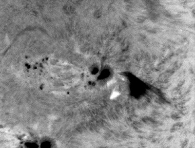 Uvodní fotka tohoto článku zaznamenává opět oblast NOAA 12080 a to dne 9.6. 2014  v 07:31:39 UT v čáře H-alpha. Během tří dnů se úplně rozdělila umbra západní skupiny na dvě části a každá část vytvořila samotatnou skvrnu, východní skvrna se rozpadla úplně. Oblast můžete vidět i v čáře vápníku nad tímto snímkem.