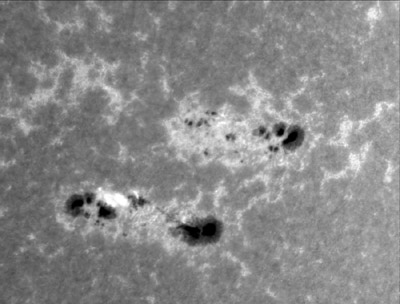 Jak vypadá erupce v čáře vápníku (Ca II K) o mohutnosti C9.0, lze vidět prohlédnout na tomto snímku ze dne 9. 6. 2014. Oblast NOAA 12085 (dole) byla jednou z aktivnějších oblastí v tomto měsíci. Vznikla pod oblastí NOAA 12080 dne 7. 6 2014. Nejsilnější erupce v ní byla zaznamenaná 12. 6. 2014 v maximu o mohutnosti M3.1.