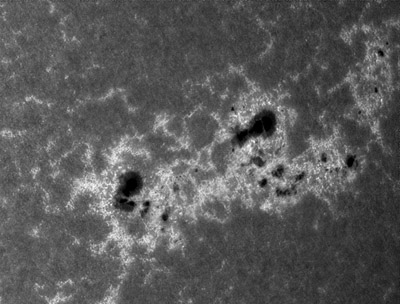 Oblasti NOAA 12172 a 12173 (úplně nahoře vpravo) v nižší vrstvě chromosféry, které jsme zachytili pomocí filtru propouštěcí světlo na vlnové délce 393 nm tedy ve spektrální čáře Ca II K. Oblasti, jak je ze snímku poznat, se právě nacházely na západní straně viditelné strany disku. Snímek byl pořízen dne 28. 9. 2014 v 11:53:41 UT.