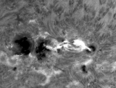 NOAA 11967 ve spektrální čáře H-alfa, 3. února 2014 v 09:10 UT