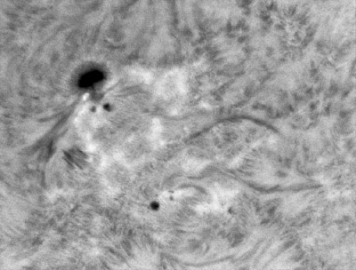 NOAA  11990 ve spektrální čáře H-alfa, 2. března 2014 v 09:44 UT