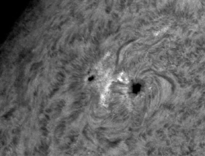 Vycházející oblast NOAA 12034 zachycena dne 12. 4. 2014 v 09:44:30 UT, po celou dobu výskytu na viditelné straně slunečního disku se v této oblasti vyskytovaly výrazné filamenty. 