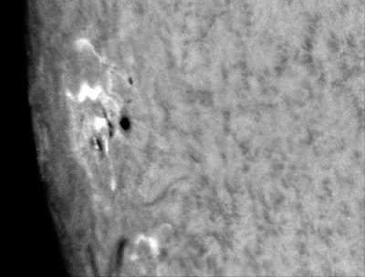 V článku zmiňovaná velmi aktivní oblast NOAA 12087 dne 11.6. 2014  v 08:20:54 UT s právě probíhající erupcí o mohutnosti M3.0.  Filament, jehož část můžete spatřit v dolní části snímku patří k oblasti a doprovázel jí až do 16. 6. 2014, kdy se rozpadl.