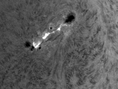 Snímek pořízený ve spektrální čáře H-alfa ukazuje jeden z mnoha snímků erupce o mohutnosti C6.3, která měla maximum ve 13:30:00 UT. Tento snímek ukazuje podobu tohoto jevu ve 13:22:12, tedy 8 minut před maximem dne 4. 9. 2014 v oblasti NOAA 12152.  