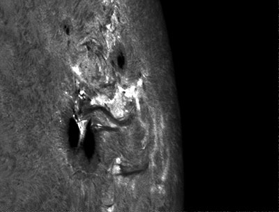 NOAA 12192 ve spektrální čáře H-alfa: 28. října 2014 v 09:32 UT.