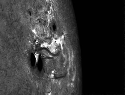 NOAA 12192 ve spektrální čáře H-alfa: 28. října 2014 v 09:32 UT.