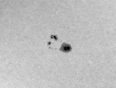  V červnu jsme nezanevřeli ani na pozorování fotosféry, jeden z nejhezčích snímků se nám povedl dne 7. 6. 2014 se skupinou slunečních skvrn v aktivní oblasti NOAA 12082 v 08:37:38 UT. Na snímku je patrná granulace i jemná struktura v penubře vedoucí/západní svkrny,