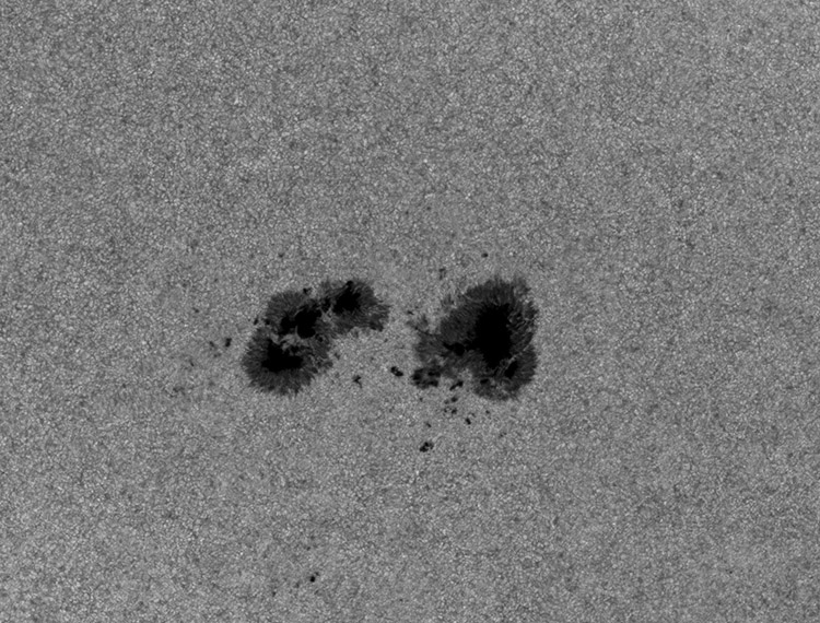  Snímek aktivní skupiny NOAA 12108 ve fotosféře, nejnižší části Slunce, kterou lze ještě pozorovat. Oblast byla erupčně aktivní, největší erupce dosáhla mohutnosti o velikosti C4.6. Foceno 8. července v 07:15 UT.