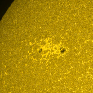 Snímek sluneční skvrny a okolí (Solar Dynamics Observatory)