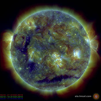 Snímek sluneční koróny v extrémním ultrafialovém záření pořízený družicí NASA Solar Dynamics Observatory během počátku 24. února 2013. Zdroj: NASA/SDO