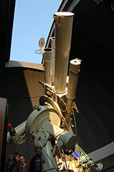 Sluneční dalekohledy na společné montáži v kopuli odborného pracoviště valašskomeziříčské hvězdárny.