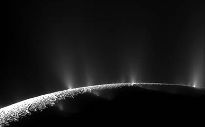 Obrázok 6: Kriovulkanizmus alebo vodný vulkanizmus v oblasti južného pólu Saturnovho mesiaca Enceladus. Gejzíry vodného ľadu tryskajúce z puklín v povrchu zachytila sonda Cassini v roku 2005.