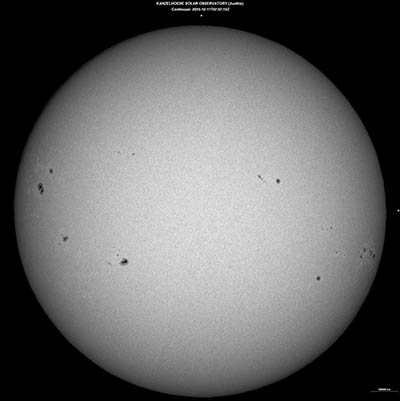 Obr. 1: Sluneční fotosféra je nejhlubší, přibližně 300 km silnou vrstvou sluneční atmosféry, kterou dalekohledy mohou ve viditelném záření zobrazit. Tento snímek celého slunečního disku se skvrnami byl pořízen v bílém světle na pozemní observatoři Kanzelhöhe v Rakousku.