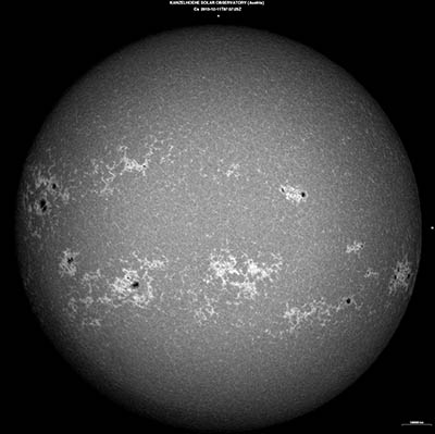 Obr.2: Snímek celého slunečního disku ve chromosférické spektrální čáře CaII-K3. Tmavá místa na disku jsou sluneční skvrny, světlá místa flokulových polí jsou oblasti s magnetickým polem. Polarita magnetického pole se zde nedá rozlišit.