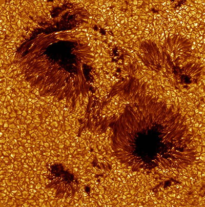 Sluneční skvrna s granulací pozorovaná Švédským slunečním dalekohledem SST na La Palma v roce 2003. Zdroj: SST.
