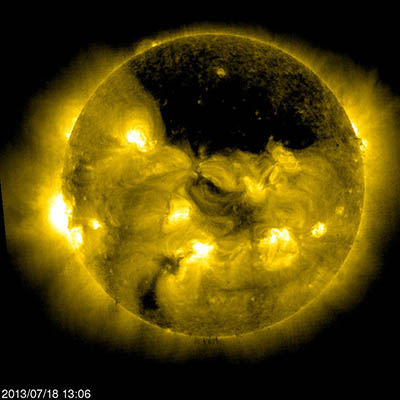 Obří koronální díra v blízkosti severního pólu Slunce byla vyfotografovaná v EUV oboru sondou SOHO dne 18. 7. 2013. Zdroj: ESA/NASA.