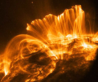 Snímek Slunce pořízený sondou TRACE v ultrafialovém oboru. Dobře patrný je chod siločar magnetického pole. Zdroj: NASA.