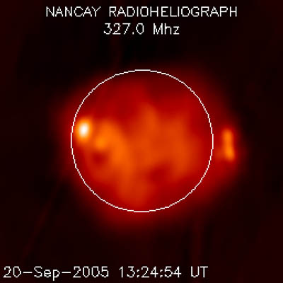 Obrázek 12: Radiová mapa Slunce na frekvenci 327 MHz pořízená radioheliografem v Nancay. Záření těchto vlnových délek přichází převážně z koróny. To je jedním důvodem difúzního obrazu. Tím druhým je, že na takto dlouhých vlnách není prostorové rozlišení ani s použitím interferometru nijak uchvacující: pro kvalitu srovnatelnou s optickými pozorováními by anténní řada musela být ještě notně delší.