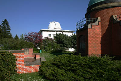 Pohled z centrální plošiny na centrální budovu Astronomického ústavu AV ČR, v.v.i. v Ondřejově
