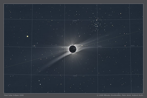 Obrázok 5.  Prilbicovité lúče zo zatmenia 2008, pozorovateľné do vzdialenosti asi 20 polomerov Slnka a poloha Slnka v čase zatmenia medzi hviezdami. (Autori: M. Druckműller, P. Aniol a V. Rušin). 