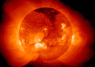 Obrázok 7a. Koronálna diera v blízkosti rovníka, ako ju registrovala americká sonda SDO. (NASA/SDO)