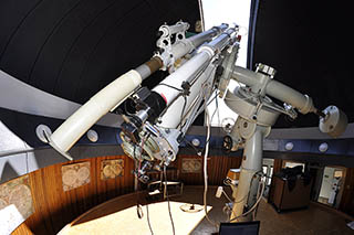 Pohled na dalekohledy v kopuli odborného pracoviště Hvězdárny Valašské Meziříčí.